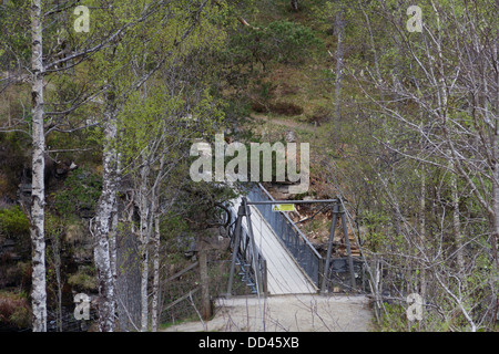 Vue depuis une distance du petit pont de bois sur la Corrieshalloch Gorge en Ecosse, près d'Ullapool avec verdure autour de Banque D'Images