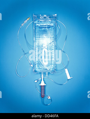 Un sac en plastique transparent d'une solution saline avec tubes de liaison Banque D'Images