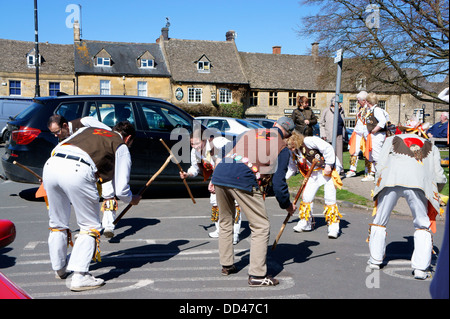 La danse morris Premier Mai dans la ville de Stow-on-the-Wold dans les Cotswolds. Banque D'Images