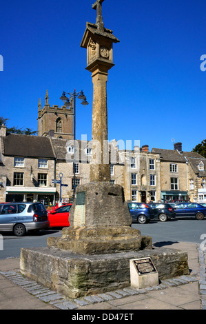 La Croix du marché sur la place de Stow-on-the-Wold, Gloucestershire, Angleterre. Banque D'Images