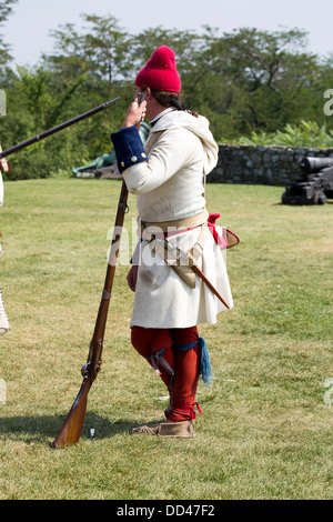 Fort Ticonderoga 1750 guide de l'armée française s'appuyant sur un mousquet. Coureur de Bois French and Indian War. Banque D'Images