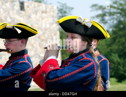 Photo de gros plan un fifre dans le tambour et le fifre formation au Fort Ticonderoga en costume uniforme français. Jouer un air. Banque D'Images