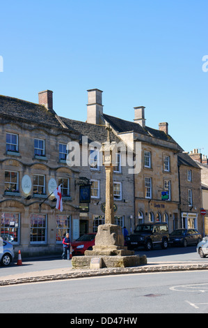 La Croix du marché sur la place de Stow-on-the-Wold, Gloucestershire, Angleterre. Banque D'Images