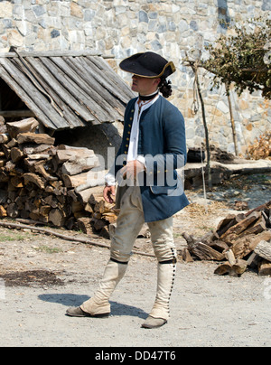 Un Fort Ticonderoga guide habillé comme un soldat français libres. Banque D'Images