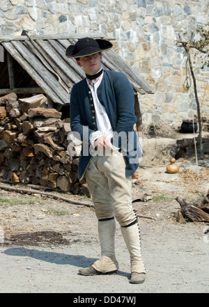 Un Fort Ticonderoga guide habillé comme un soldat français libres. Banque D'Images