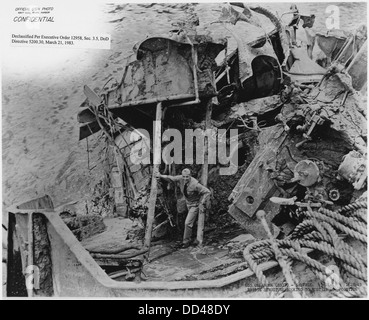 USS California (BB37)- Salvage 3-21-43, 1628-43, à la structure du pont au port de 40 degrés - - 296963 Banque D'Images