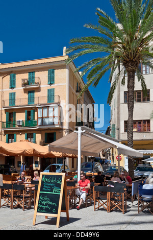 TAPAS MALLORCA dîner en plein air à Palma avec tableau noir « Menu du jour » Palma Mallorca Espagne Banque D'Images