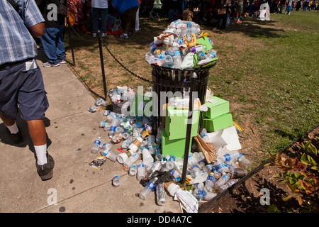 Bouteilles d'eau en plastique jetées débordant de la poubelle - États-Unis Banque D'Images