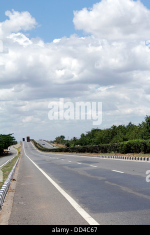 La route nationale n ° 7. Salem à Bangalore s'étirer. Banque D'Images