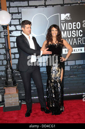 Brooklyn, New York, USA. Août 25, 2013. Musicien américain Robin Thicke et son épouse, l'actrice Paula Patton, arrivent sur le tapis rouge pour les MTV Video Music Awards au Barclays Center de Brooklyn, New York, USA, 25 août 2013. Photo : Hubert Boesl/dpa/Alamy Live News Banque D'Images