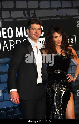 Brooklyn, New York, USA. Août 25, 2013. Musicien américain Robin Thicke et son épouse, l'actrice Paula Patton, arrivent sur le tapis rouge pour les MTV Video Music Awards au Barclays Center de Brooklyn, New York, USA, 25 août 2013. Photo : Hubert Boesl/dpa/Alamy Live News Banque D'Images