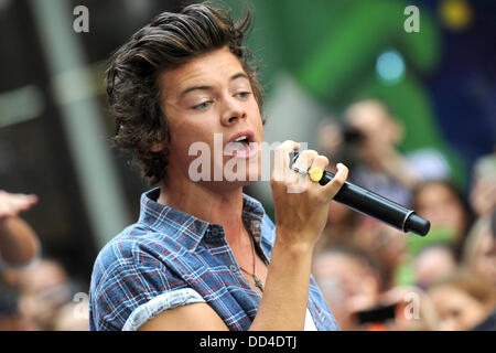 Harry Styles de One Direction performing on NBC's "Aujourd'hui" du Rockefeller Plaza le 23 août 2013 à New York, New York Banque D'Images