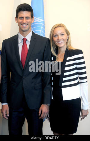 Le joueur de tennis Serbe Novak Djokovic et sa petite amie Jelena Ristic posent pour une photo au siège des Nations Unies à New York, le 23 août 2013. Djokovic assisté une réunion pour élaborer un projet de résolution pour 'Sport pour le développement de la paix' Banque D'Images