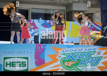 Dinah Jane Hansen, allié Hernandez, Kordei Normani Brooke Hamilton et Camila Cabello (cinquième harmonie) assister à la 2013 Arthur Ashe Kids Day à l'USTA Billie Jean King National Tennis Center le 24 août 2013 dans le Queens Borough de New York City Banque D'Images