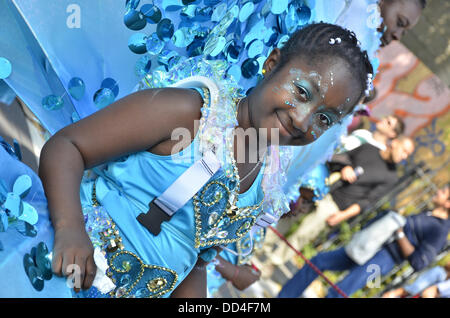 Londres, Royaume-Uni. Août 25, 2013. Notting Hill Carnival a lieu en août vacances de banque depuis 1966, le carnaval de Notting Hill est le plus grand festival célébration de son genre en Europe. Chaque année, les rues de l'ouest de Londres prendre vie, avec les sons et les odeurs de la plus grande fête de rue. Credit : Marcin Libera/Alamy Live News Banque D'Images