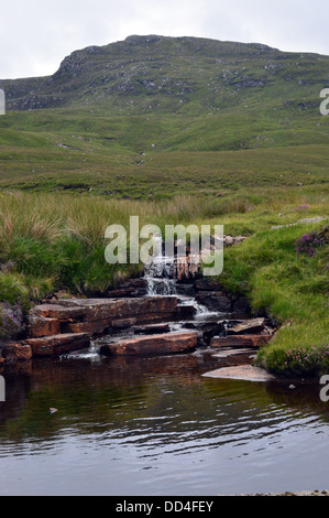 Petite chute d'eau qui descendent vers Loch Accueil de la montagne écossaise Meall Doire Faid a Graham). Banque D'Images