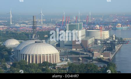 Coal power station Moorburg jusqu'est visible dans le port de Hambourg, Allemagne, 22 août 2013. La centrale est exploitée par la compagnie d'énergie Vattenfall. Photo : Marcus Brandt Banque D'Images
