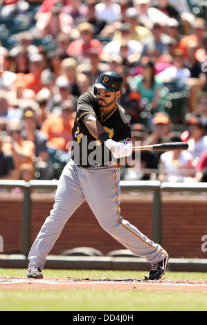 25 août 2013 - San Francisco, CA, États-Unis d'Amérique - le 26 août 2013 San Francisco, CA..Pittsburgh troisième but Pedro Alvarez au cours de l'action dans un match contre les Giants de San Francisco à AT & T Park à San Francisco, Californie. Les Giants ont remporté 4-0. Banque D'Images
