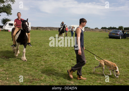 Les jeunes voyageurs d'essayer de nouveaux poneys au l'antique Priddy annuel (moutons et chevaux) juste à Somerset, Angleterre. Banque D'Images