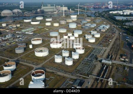 Une raffinerie de Shell avec les réservoirs d'huile géant situé sur le principe est illustré à Hambourg-harburg au port de Hambourg, Allemagne, 22 août 2013. Photo : Marcus Brandt/dpa Banque D'Images