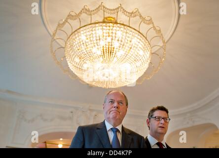 Candidat de Chancelier du parti social-démocrate allemand (SPD) Peer Steinbrück (L) et du SPD de Hesse le premier candidat pour les élections de l'état Thorsten Schaefer Guembel (R) arrivent pour une conférence de presse au sujet de la fraude fiscale à Offenbach, Allemagne, 26 août 2013. Hesse tiendra des élections de l'État le 22 septembre à la parallèle des élections générales allemandes. Photo : BORIS ROESSLER Banque D'Images