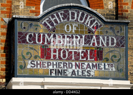 Whitstable, Kent, Angleterre, Royaume-Uni. Duc de Cumberland Hotel - vitrail sur la façade Banque D'Images