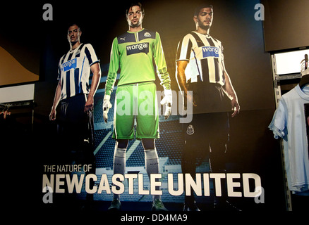 Newcastle United Football shirts avec Wonga parrainage sur la vente en boutique, partisans de Newcastle-upon-Tyne Banque D'Images