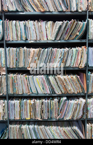 Des étagères dans un entrepôt bourré de papiers de bureau, dossiers et fichiers qui ont été transcrits sur pour le stockage numérique. Banque D'Images