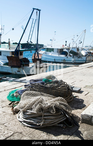 Chalutier de fond avec otterboards et filets au Harbourside Porec dans l'Adriatique. Banque D'Images