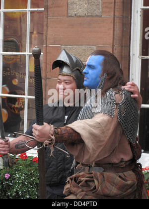 Acteur sur la rue Castlehill, Édimbourg comme soldat médiéval écossais lors du Festival Fringe d'Édimbourg, Écosse, Royaume-Uni Banque D'Images