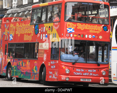 Red Doubledecker Bus touristique Visite Touristique, Lawnmarket, The Royal Mile, Édimbourg, Écosse, Royaume-Uni Banque D'Images