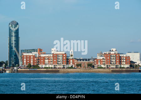 Vue générale sur une chaude soirée d'été avec un ciel bleu à travers le port de Portsmouth à GUNWHARF QUAYS Marina vieux Portsmouth Banque D'Images