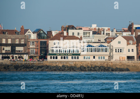 Belle vue sur le port et vieux Portsmouth et les deux pubs - l'île aux épices Inn et encore et à l'Ouest sur une chaude soirée d'été Banque D'Images