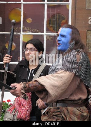 Acteur sur la rue Castlehill, Édimbourg comme soldat médiéval écossais lors du Festival Fringe d'Édimbourg, Écosse, Royaume-Uni Banque D'Images