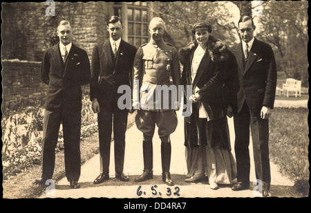 Foto Ak le Kronprinz Wilhelm mit Kronprinzessin Cecilie und den Söhnen ; Banque D'Images