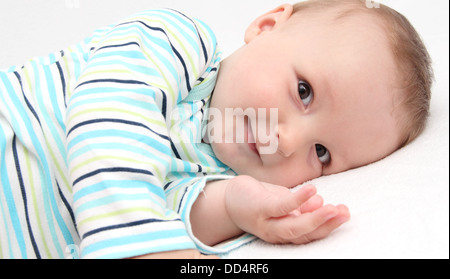 Petit bébé au lit et regarder l'appareil photo Banque D'Images