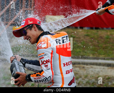 Gagnant de la catégorie MotoGP Marc Marquez d'Espagne célèbre sa victoire au Grand Prix moto de République tchèque sur le circuit Masaryk de Brno, République tchèque, dimanche, 25 août 2013. (Photo/CTK Vaclav Salek) Banque D'Images