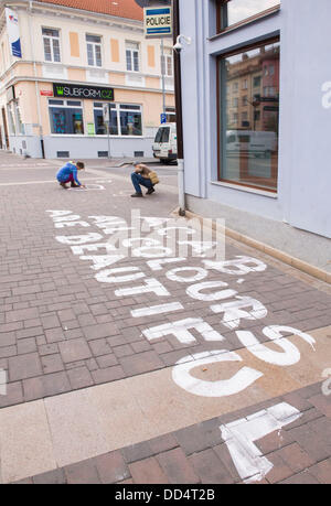 Écrire des slogans racistes contre les militants de protester dans la rue contre l'Anti Tsigane de mars des extrémistes de droite Ceske Budejovice, République tchèque le 24 août 2013. Les extrémistes de droite ont marché sur cette route à Budejovice. (CTK Photo/David Veis) Banque D'Images