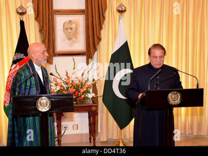 ISLAMABAD/ PAKISTAN . Premier ministre mian Muhammad Nawaz Sharif et l'Afghanistan le président Hamid karazi compte rendu de la conférence de presse d'adressage au premier ministre de tenir maison pioror et parler politique le 26 août 2013 Document d'information par le Pakistan : departmentCredit Deanpictures/PID/Alamy Live News Banque D'Images