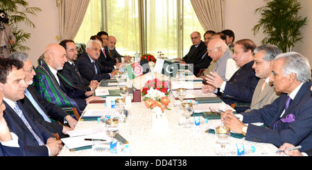 ISLAMABAD/ PAKISTAN . Premier ministre mian Muhammad Nawaz Sharif et l'Afghanistan le président Hamid karazi compte rendu de la conférence de presse d'adressage au premier ministre de tenir maison pioror et parler politique le 26 août 2013 Document d'information par le Pakistan : departmentCredit Deanpictures/PID/Alamy Live News Banque D'Images