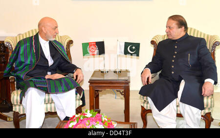 ISLAMABAD/ PAKISTAN . Premier ministre mian Muhammad Nawaz Sharif et l'Afghanistan le président Hamid karazi compte rendu de la conférence de presse d'adressage au premier ministre de tenir maison pioror et parler politique le 26 août 2013 Document d'information par le Pakistan : departmentCredit Deanpictures/PID/Alamy Live News Banque D'Images