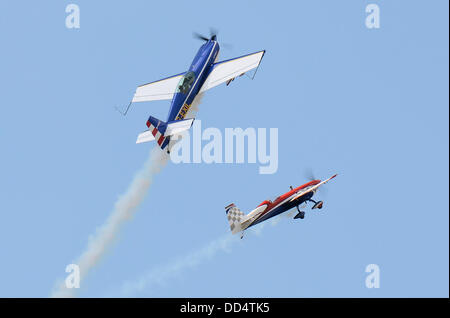 Plus un événement inhabituel a eu lieu dans lequel un Extra 300S aerobatic avion piloté par Chris Burkett de G-Force Aerobatics effectué une routine d'affichage de l'air en combinaison avec un modèle à l'échelle de 40  % supplémentaires commandés par radio Banque D'Images