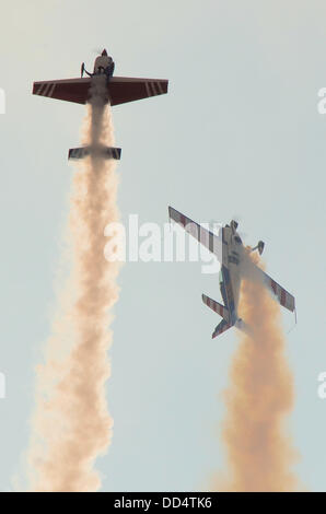 Plus un événement inhabituel a eu lieu dans lequel un Extra 300S aerobatic avion piloté par Chris Burkett de G-Force Aerobatics effectué une routine d'affichage de l'air en combinaison avec un modèle à l'échelle de 40  % supplémentaires commandés par radio Banque D'Images