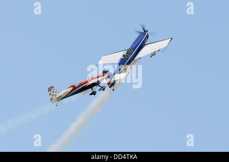 Plus un événement inhabituel a eu lieu dans lequel un Extra 300S aerobatic avion piloté par Chris Burkett de G-Force Aerobatics effectué une routine d'affichage de l'air en combinaison avec un modèle à l'échelle de 40  % supplémentaires commandés par radio Banque D'Images