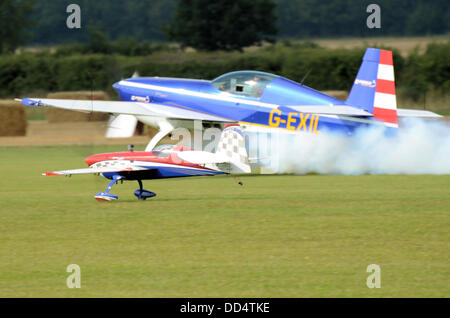 Plus un événement inhabituel a eu lieu dans lequel un Extra 300S aerobatic avion piloté par Chris Burkett de G-Force Aerobatics effectué une routine d'affichage de l'air en combinaison avec un modèle à l'échelle de 40  % supplémentaires commandés par radio Banque D'Images