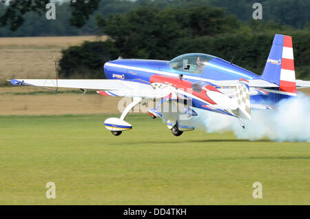 Plus un événement inhabituel a eu lieu dans lequel un Extra 300S aerobatic avion piloté par Chris Burkett de G-Force Aerobatics effectué une routine d'affichage de l'air en combinaison avec un modèle à l'échelle de 40  % supplémentaires commandés par radio Banque D'Images