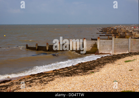 Plage de galets avec des brise-lames de Whitstable Banque D'Images