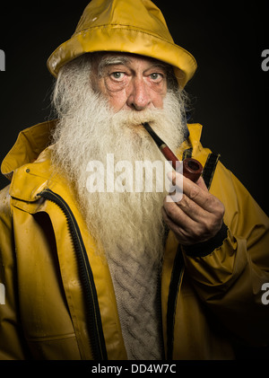 Vieux Pêcheur avec barbe blanche portant des sou'wester hat et Guy Cotten veste cirés Banque D'Images