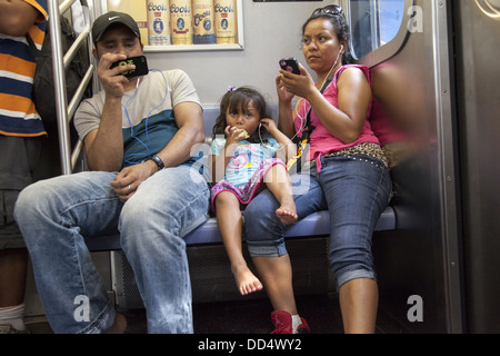 Équitation une rame de métro de la ville de New York à Brooklyn. Banque D'Images