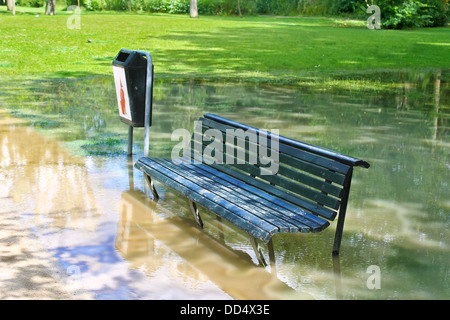 Un banc dans un parc inondé à Amsterdam Banque D'Images